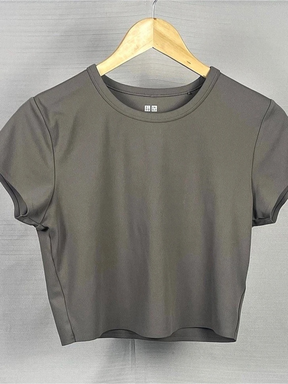 Uniqlo AIRism Gray Crew Neck Short Sleeve Tee Sz M